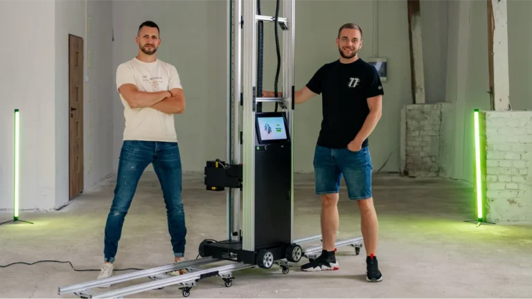 Załozyciele z drukarką ścienną