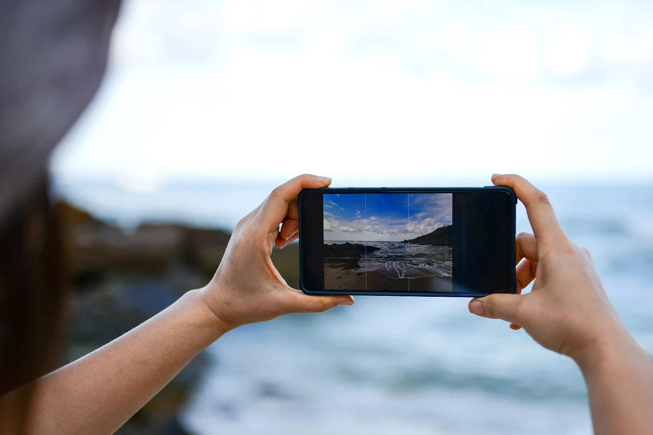 How to print a photo from a smartphone onto a wall?